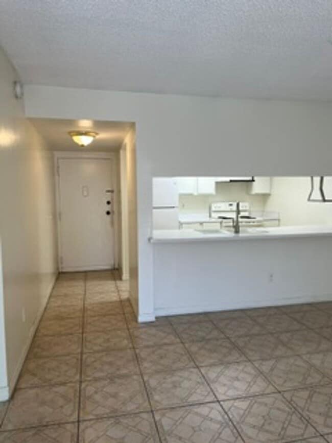 Building Photo - $400 OFF FIRST MONTHS RENT! Tampa Racquet Club!