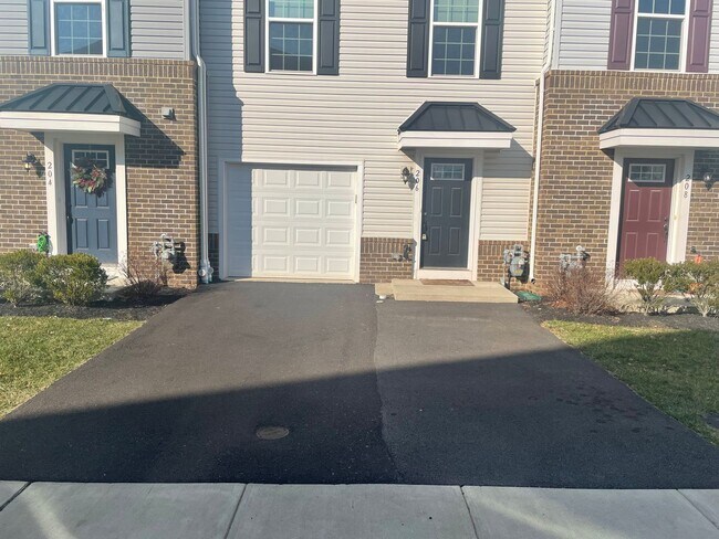 Foto del edificio - Beautiful 4-Bedroom/3.5-Bathroom Townhouse...