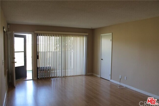 Foto del edificio - 2411 W Acacia Ave