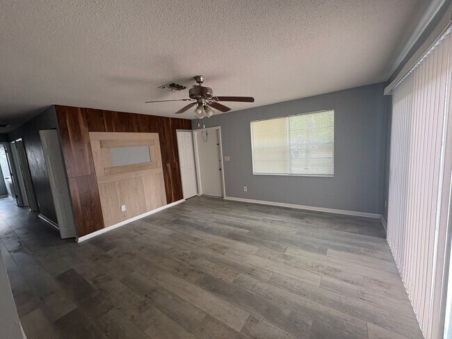 Building Photo - 424 Valley Dr