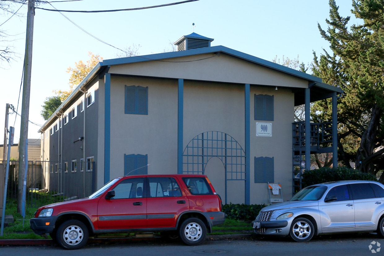 Primary Photo - Colonial Apartments