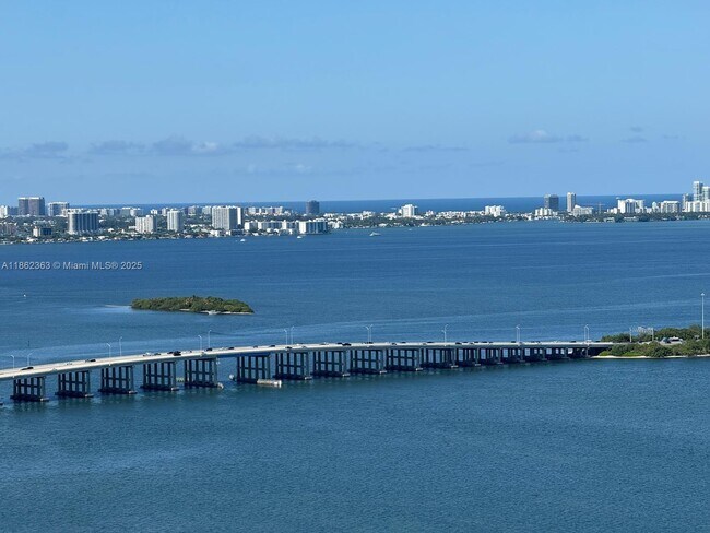 Foto del edificio - 700 NE 24th St