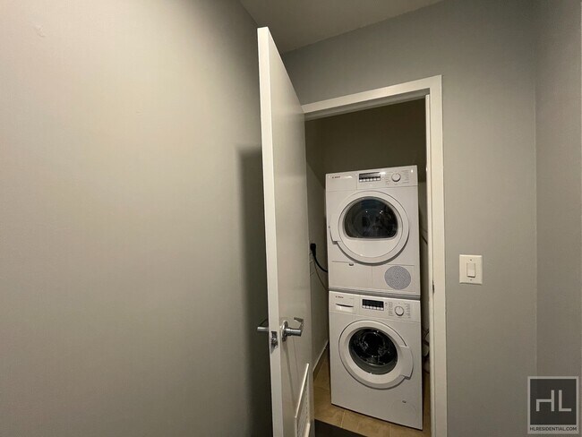 Building Photo - Stunning Sun drenched 1 Bedroom. Luxury li...