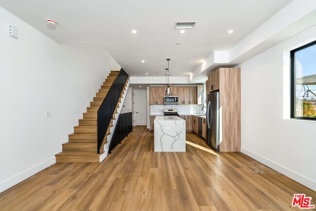 Building Photo - 2204 Carmona Ave