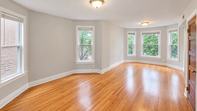 Foto del edificio - 2833 N Albany Ave
