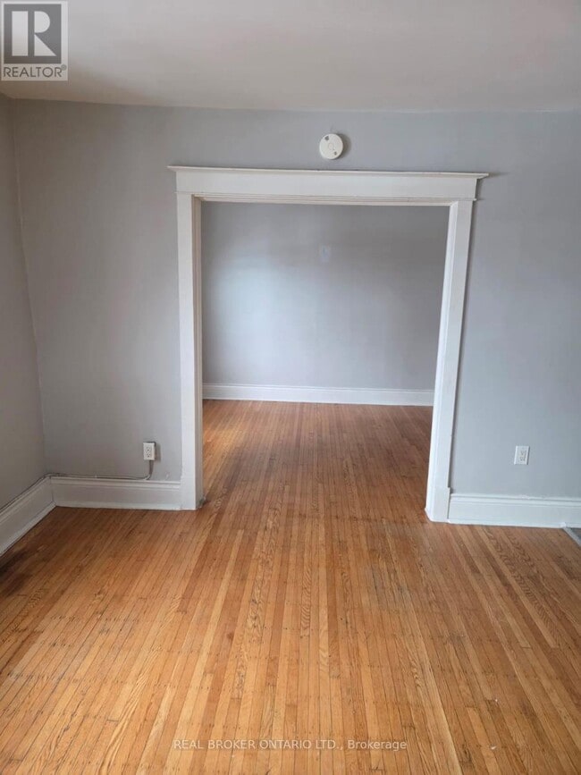 Photo du bâtiment - 985 Main St E