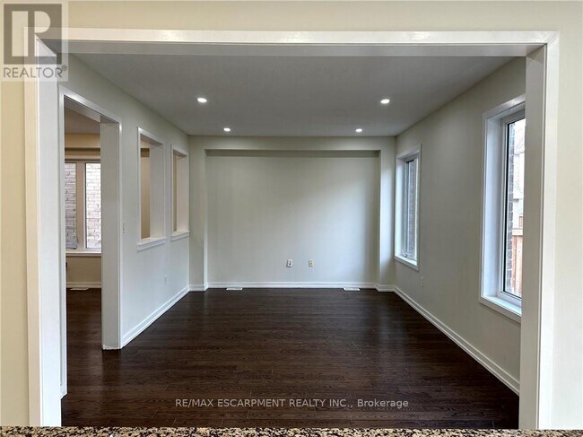 Building Photo - 7 Abercrombie Cres