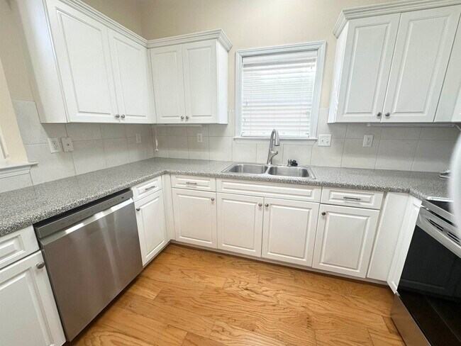 Foto del edificio - 8516 Shady Elm Dr