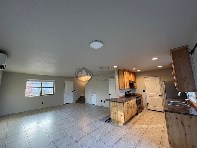 Building Photo - 13th St Duplex in Philomath