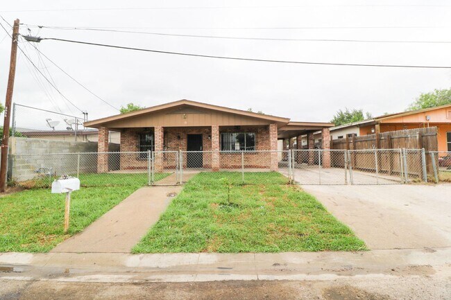 Building Photo - 704 E Price St