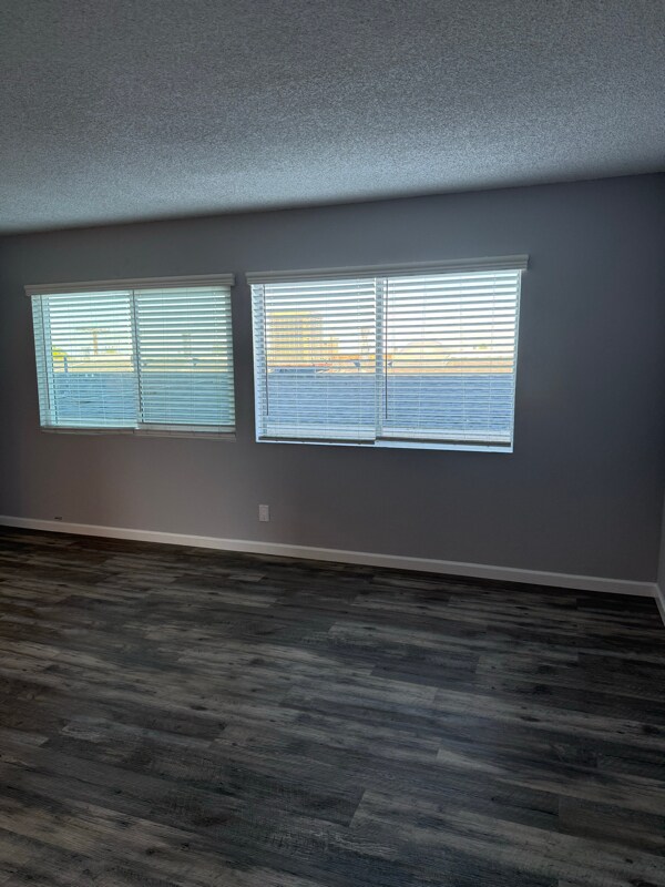 Foto del edificio - 966 W 11th St