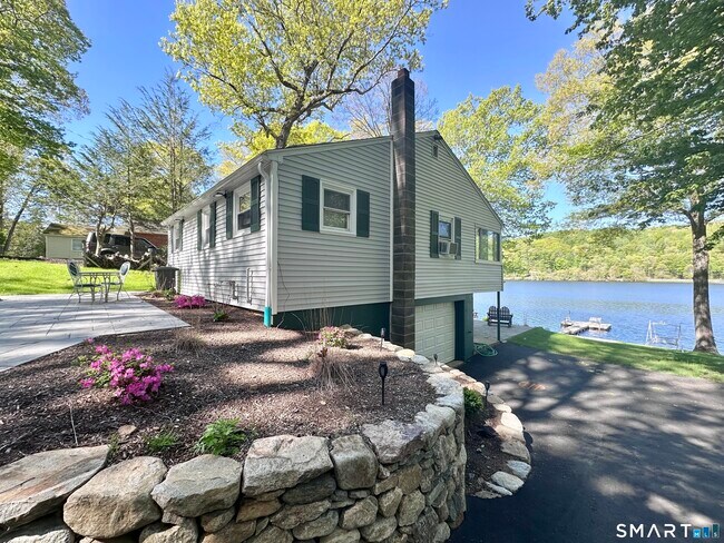 Building Photo - 554 Lake Dr