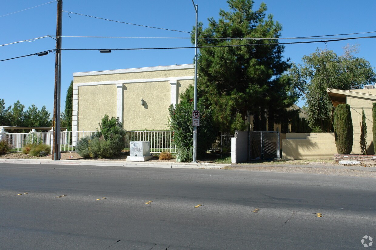 Foto del edificio - 1865 N Walnut Rd