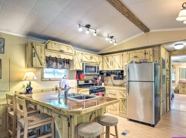 Building Photo - "Charming Lakefront 2-Bed, 2-Bath Furnishe...