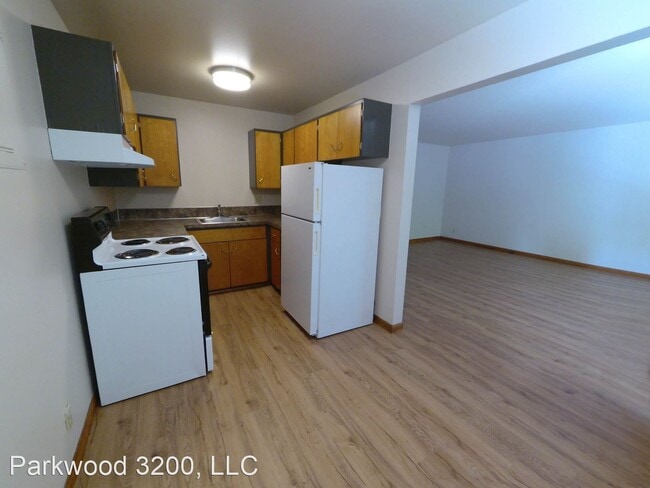 Building Photo - 3200 NE 140th St