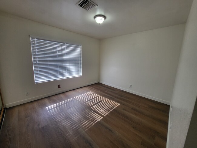 Foto del edificio - 4843 Woodlake Ave