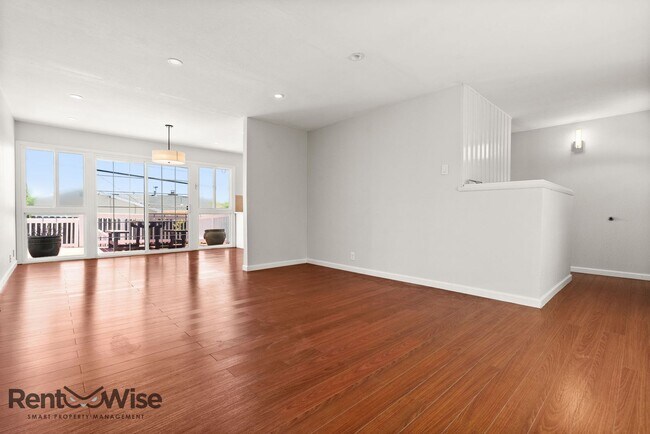Building Photo - 1120 Oakwood Dr