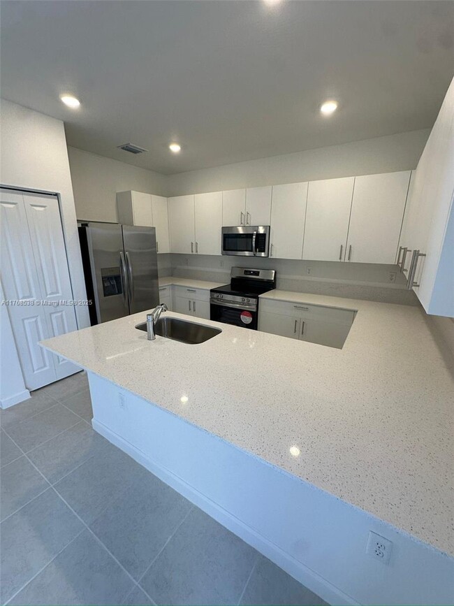 Foto del edificio - $2,450 2848 SE 26 Ter