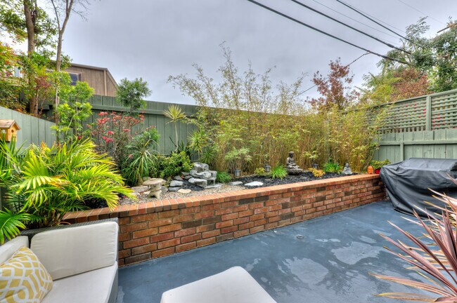 Building Photo - 2663 Centinela Ave