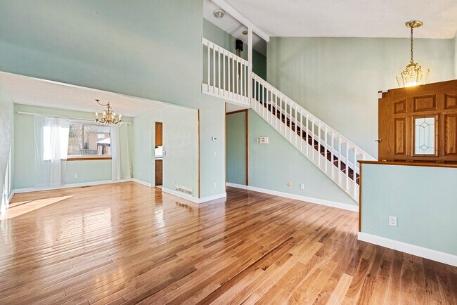 Building Photo - 544 S Kittredge Way