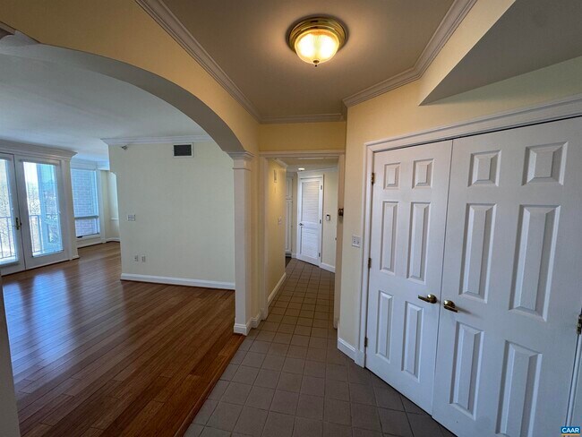 Building Photo - 500 Crestwood Dr