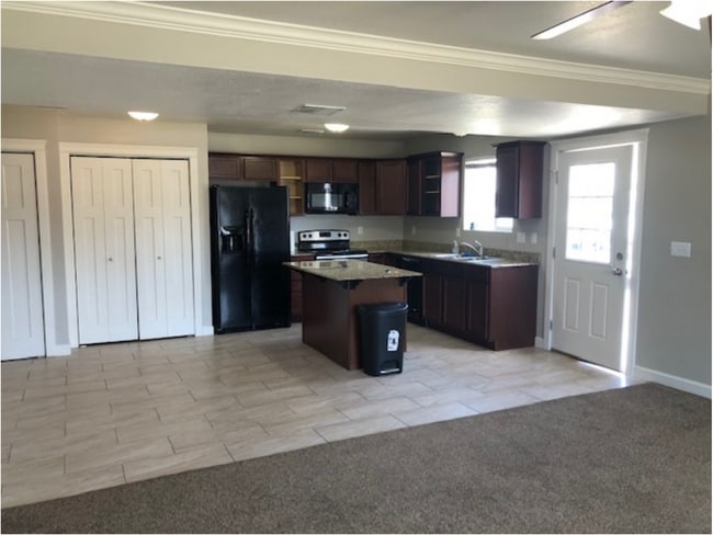 Kitchen area, open concept - 455 W 1140 N