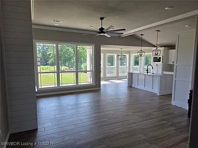 Building Photo - 3 Bedroom Luxury House