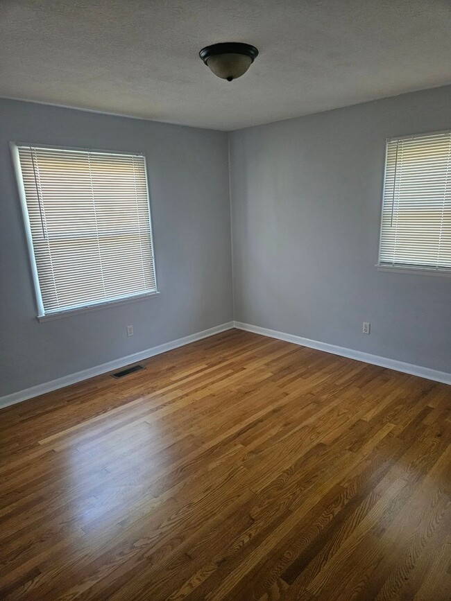 Building Photo - 800 Golf Club Dr