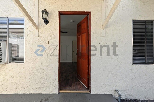 Building Photo - Unit