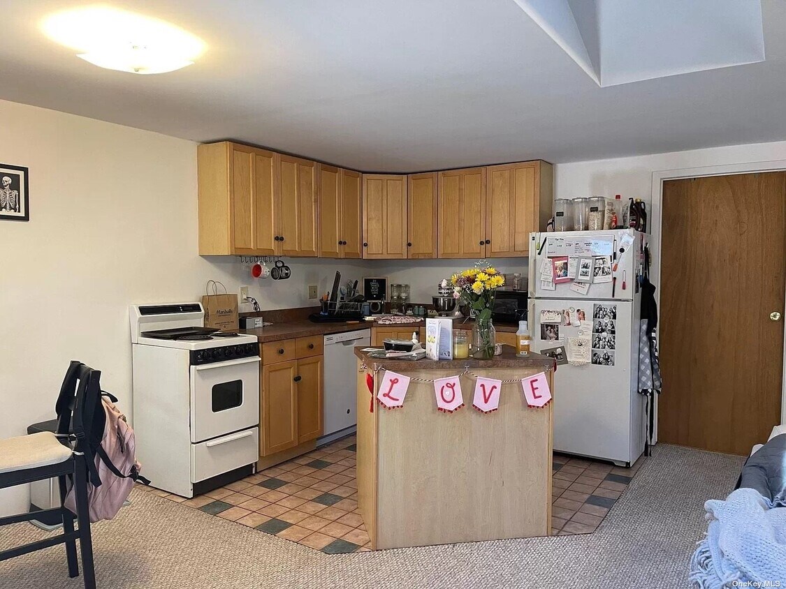 6 Stillwell Ln, Woodbury, NY 11797 Room for Rent in Woodbury, NY