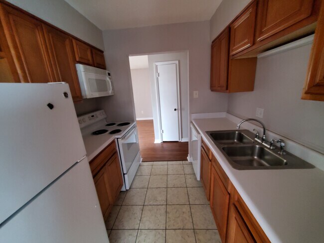 Kitchen - 307 E Club Dr