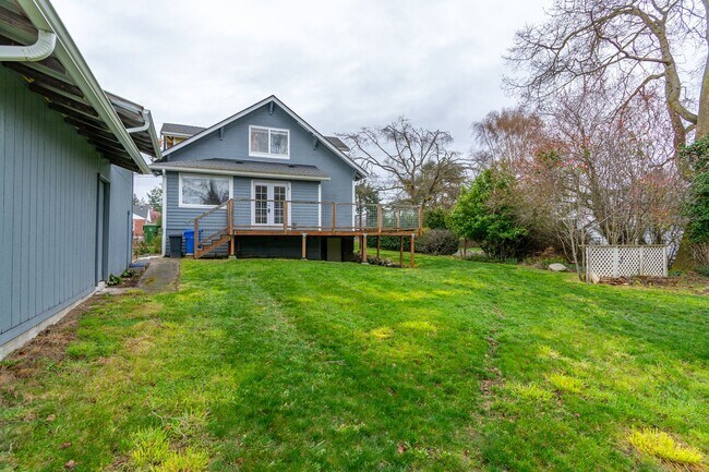 Foto del edificio - 3 bedroom/3 Bathroom House- In Town with Large yard