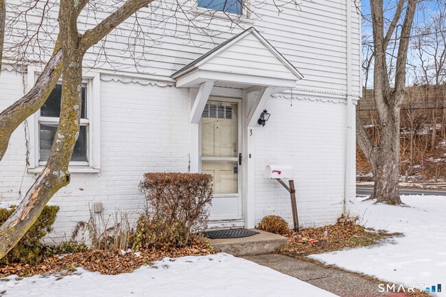 Building Photo - 3 New Hampshire Dr