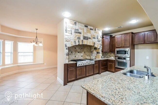 Building Photo - 5 br, 4.5 bath House - 3212 Pamplona