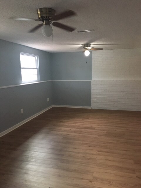 Living room - 3334 Pickwick Ln