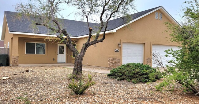Foto del edificio - COLLEGE PARK HOME WITH 3 CAR GARAGE