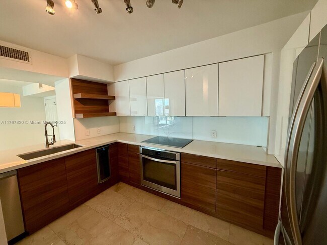 Building Photo - 1155 Brickell Bay Dr