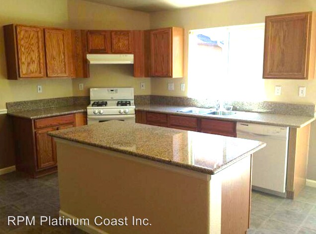 Building Photo - 3 br, 2 bath House - 558 S. Renn Ave.