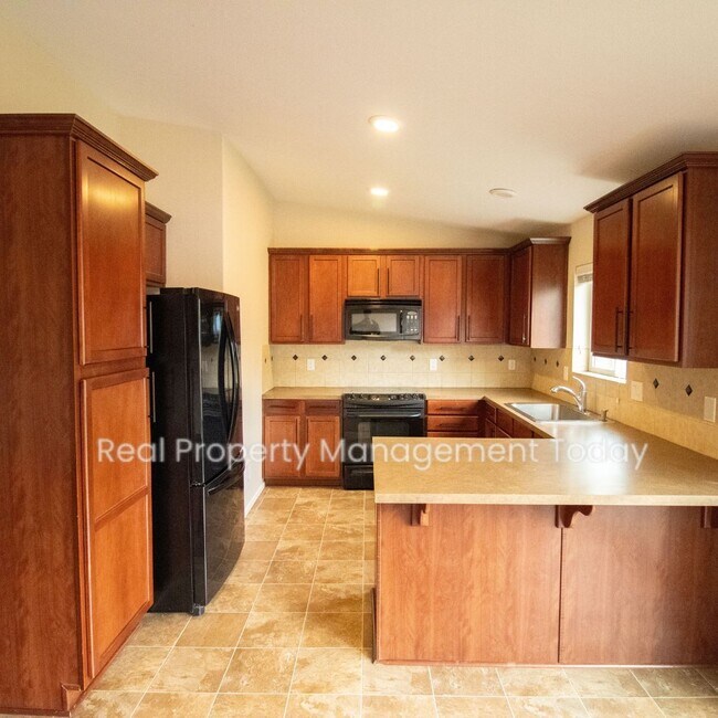 Building Photo - 2 bed 1 Bath duplex!