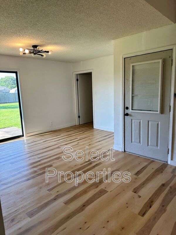 Building Photo - 220 Ada Dr