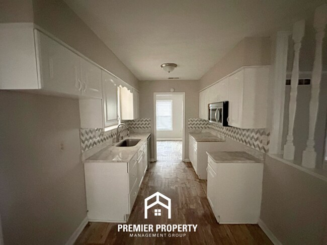 Building Photo - Spacious 4BR/3BA Memphis Home with Fireplace, Covered Patio & Fenced Yard