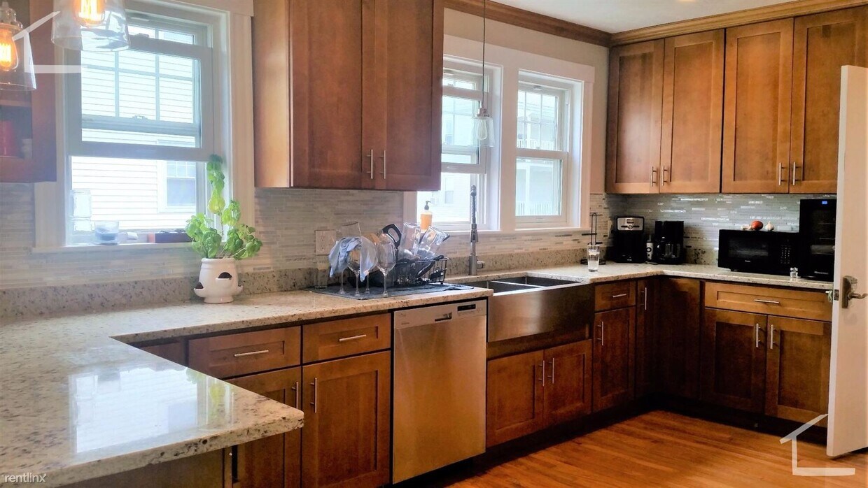 Foto principal - 4 br, 2 bath House - 80 Hunnewell Ave # 1D