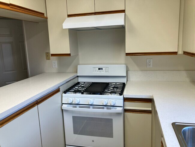 Cocina y campana extractora - Selby Rose Townhome