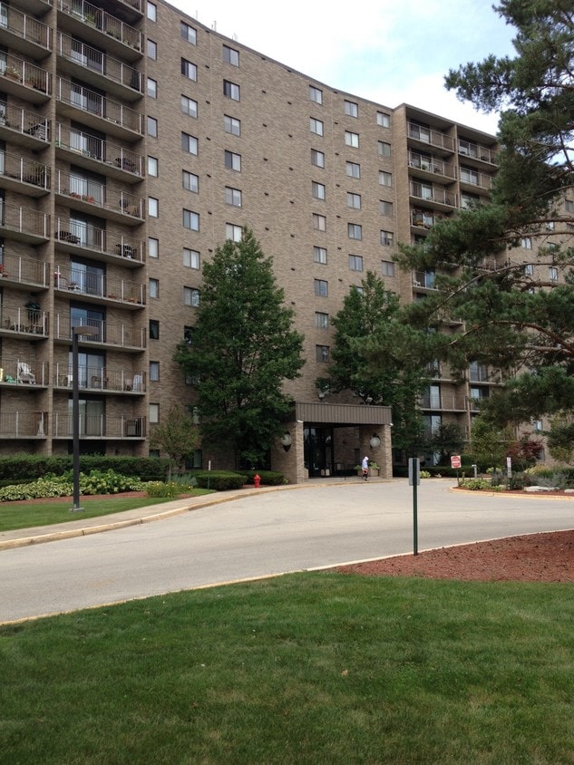 6340 Americana Dr, Willowbrook, IL 60527 Condo for Rent in