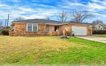 Building Photo - 2321 Parkside Dr