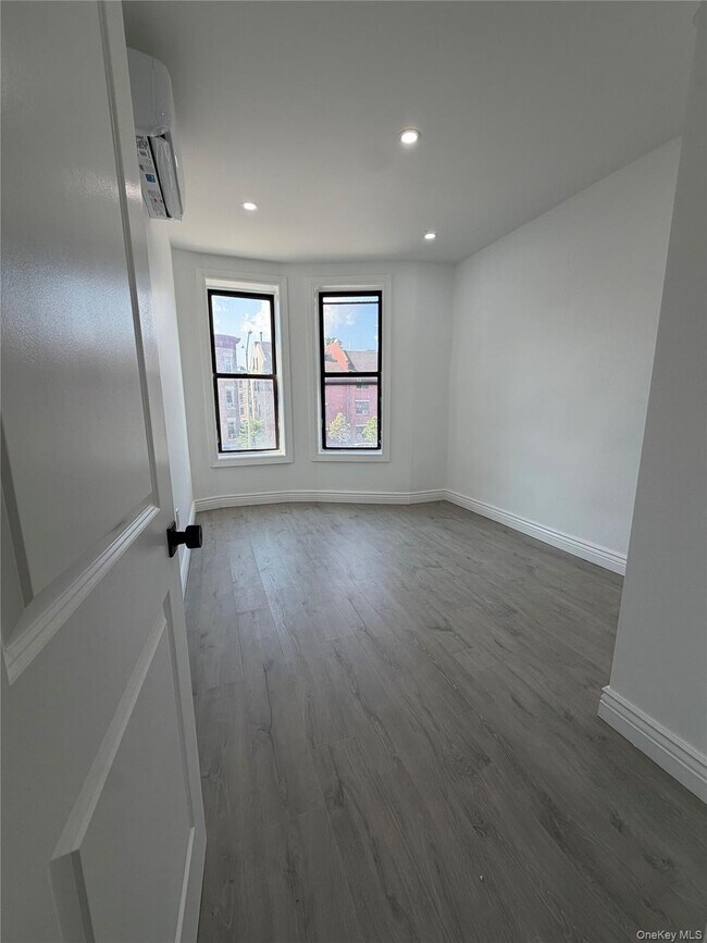 Foto del edificio - 1574 Eastern Pkwy