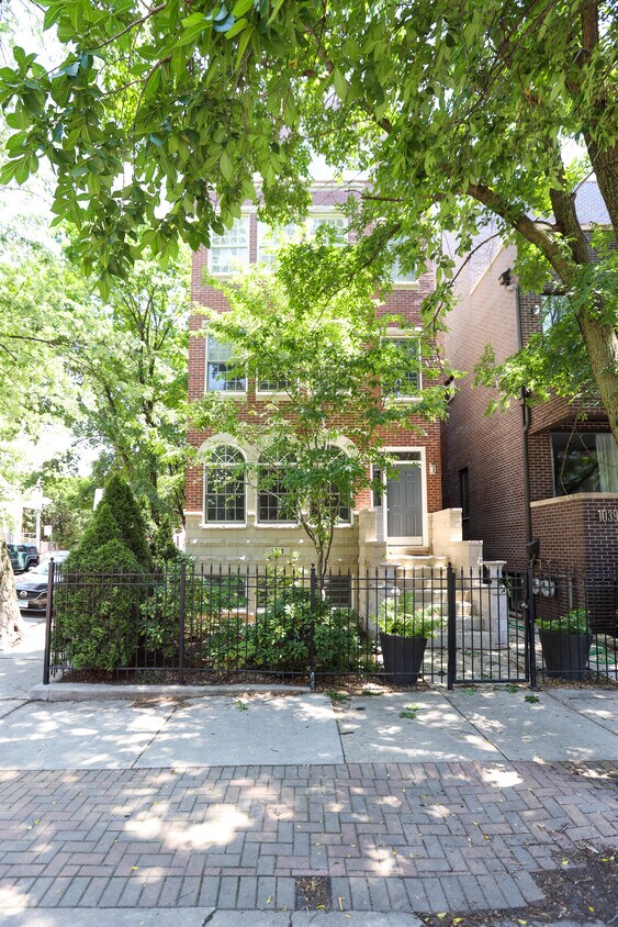 Primary Photo - 1041 N Marshfield Ave