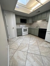 Building Photo - 805 Country Club Dr SE