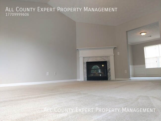 Building Photo - Large 5 Bedroom Split level NEW CARPET/PAINT