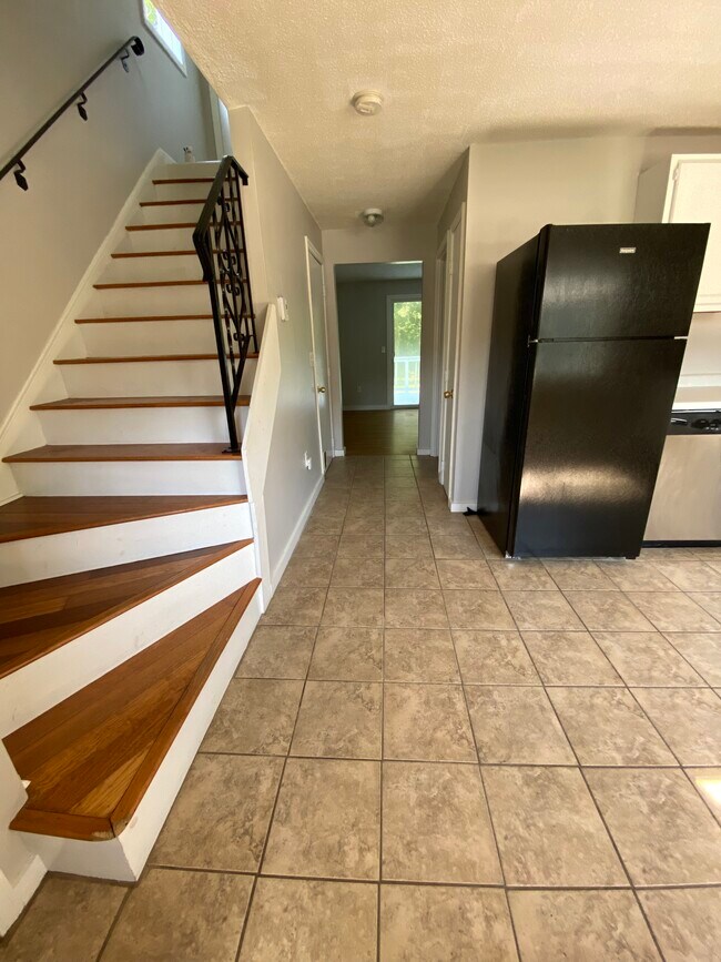 Entrance. Kitchen on the right, coat closet on the left - 250 Union St